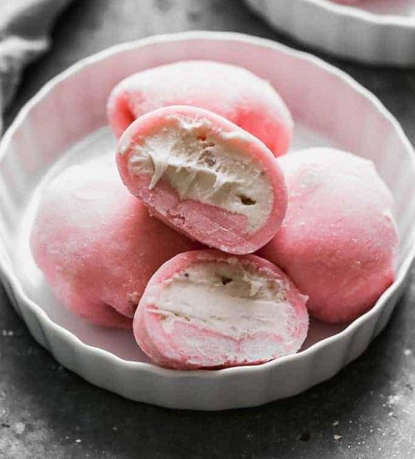 What is the Difference Between Mochi and Manju?